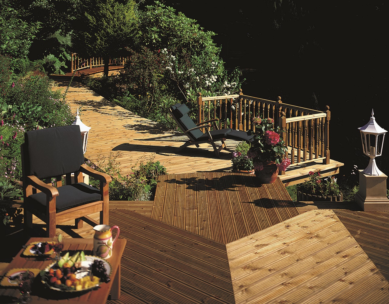 Timber Decking vs Composite Decking